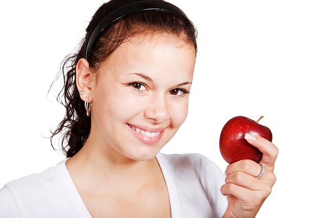 girl holding an apple